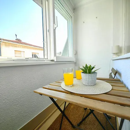 公寓 With Balcony In *