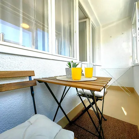 公寓 With Balcony In *