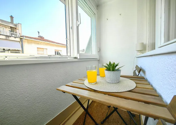 아파트 With Balcony In *