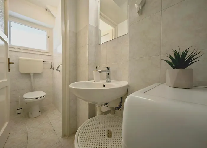 아파트 With Balcony In